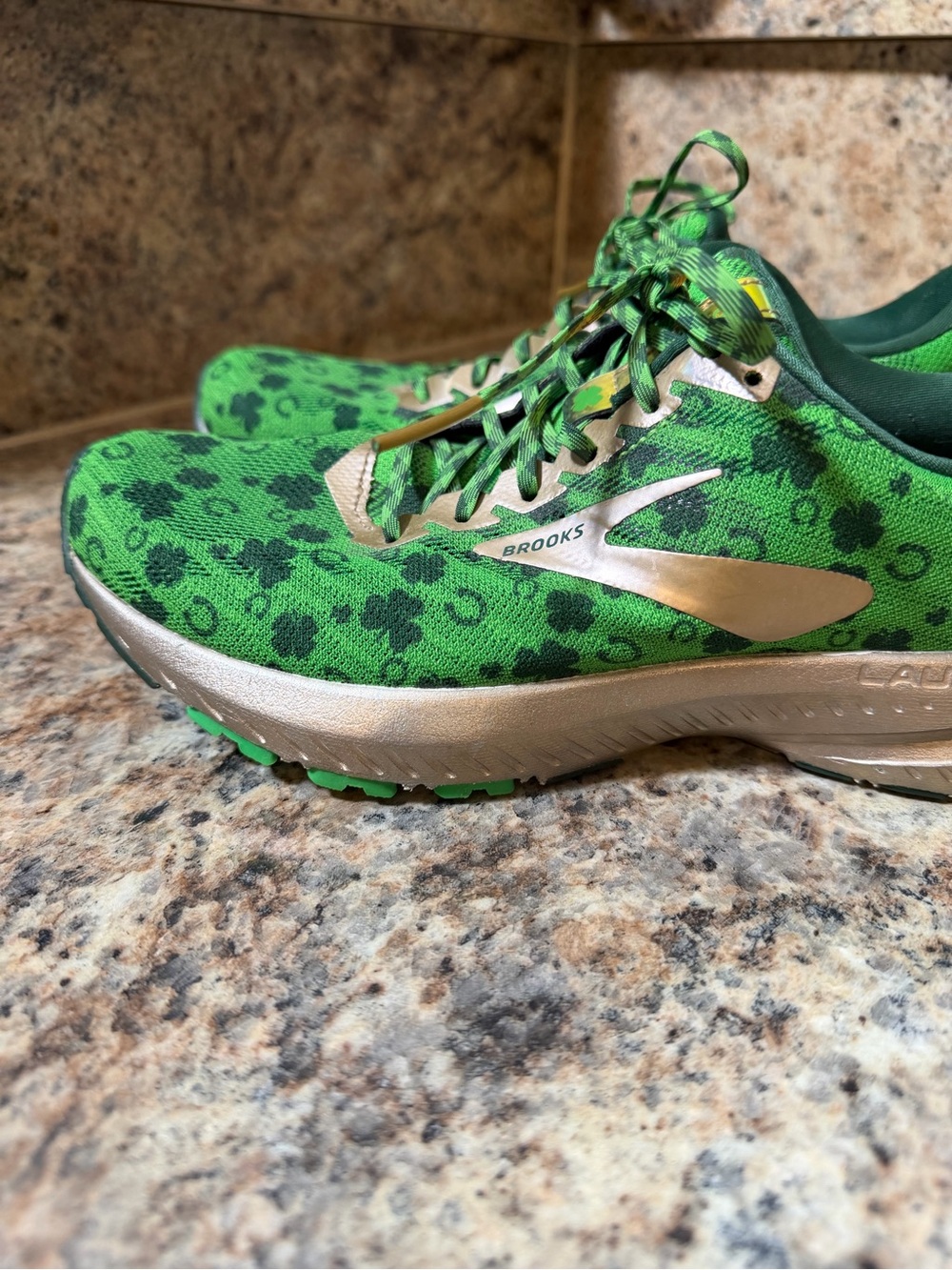 Brooks Launch 6 Run Lucky Green Gold Shamrock Shoes Womens Size US 7 Clover - Picture 2 of 11